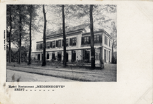 16053 Gezicht op de voorgevel van het Hotel-restaurant Middenhoeve (Donkerelaan) te Zeist.N.B. Het hotel-restaurant is ...